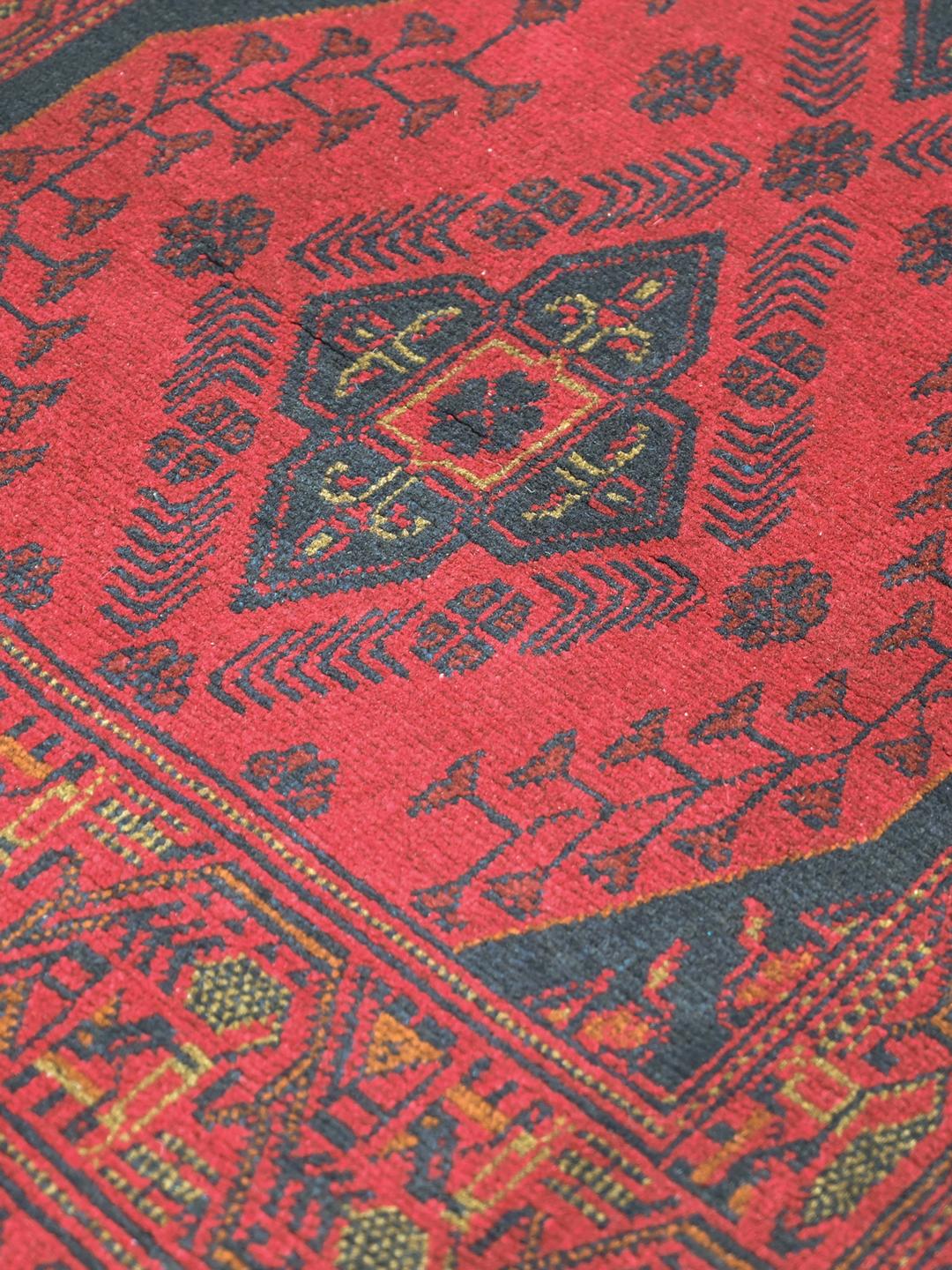 Tapis de couloir Afghan Khal Mohammadi noué à la main en laine rouge et noire