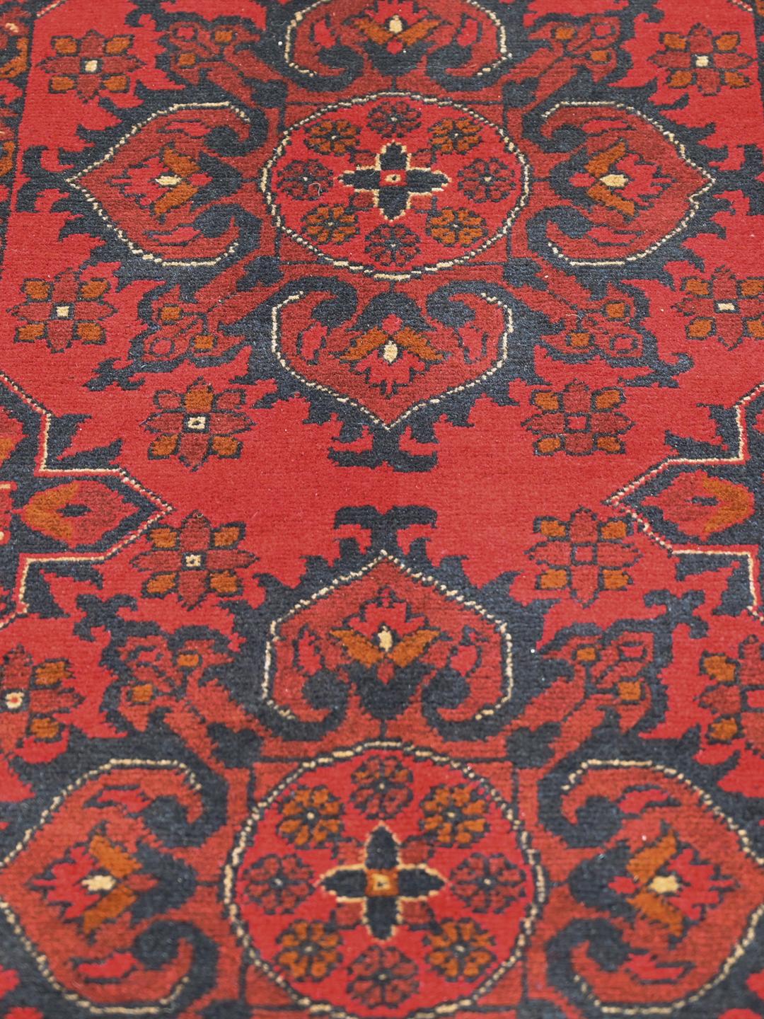 Alfombra de lana afgana Khal Mohammadi anudada a mano en rojo y azul oscuro