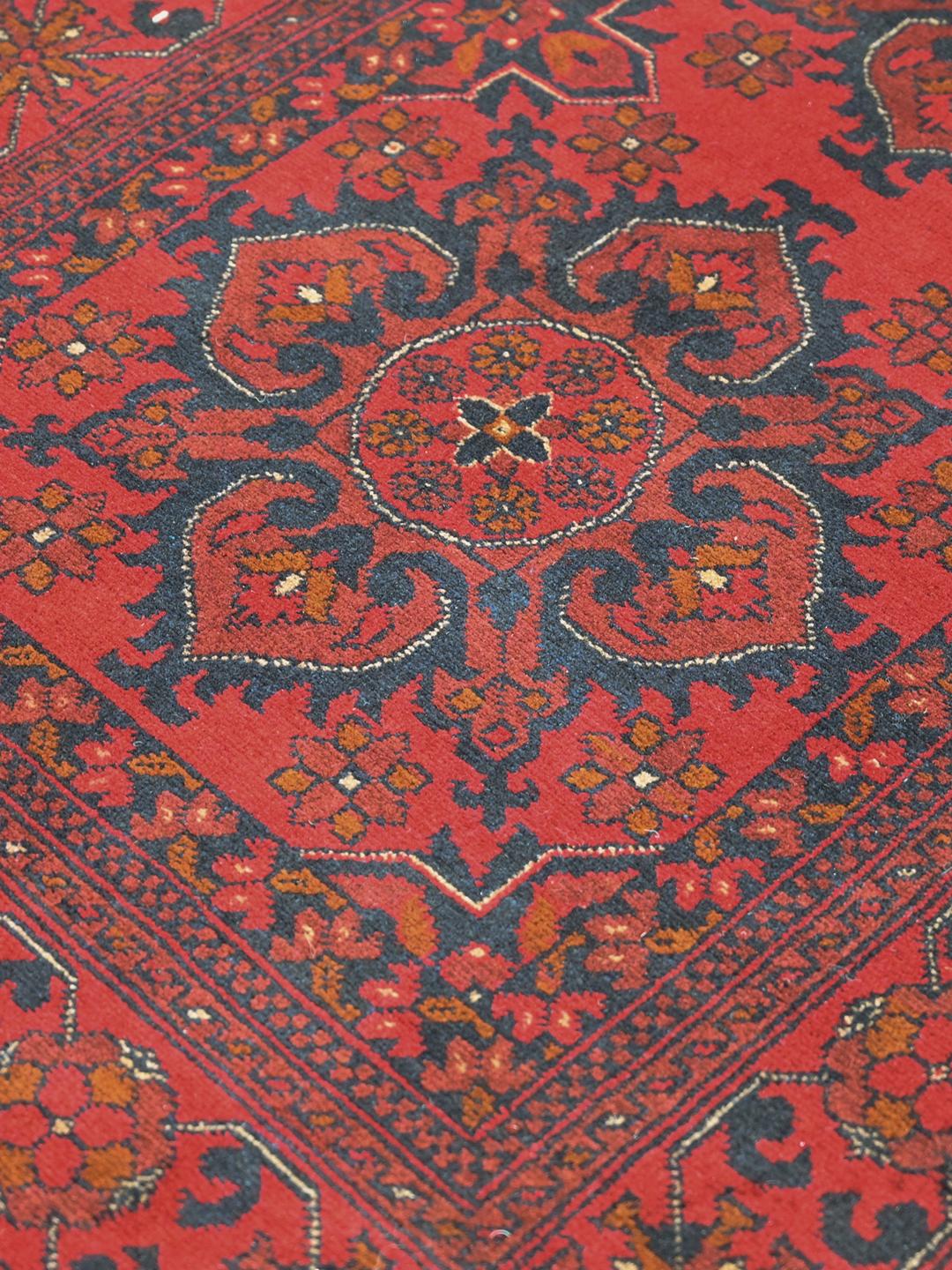 Alfombra de lana afgana Khal Mohammadi anudada a mano en rojo y azul oscuro