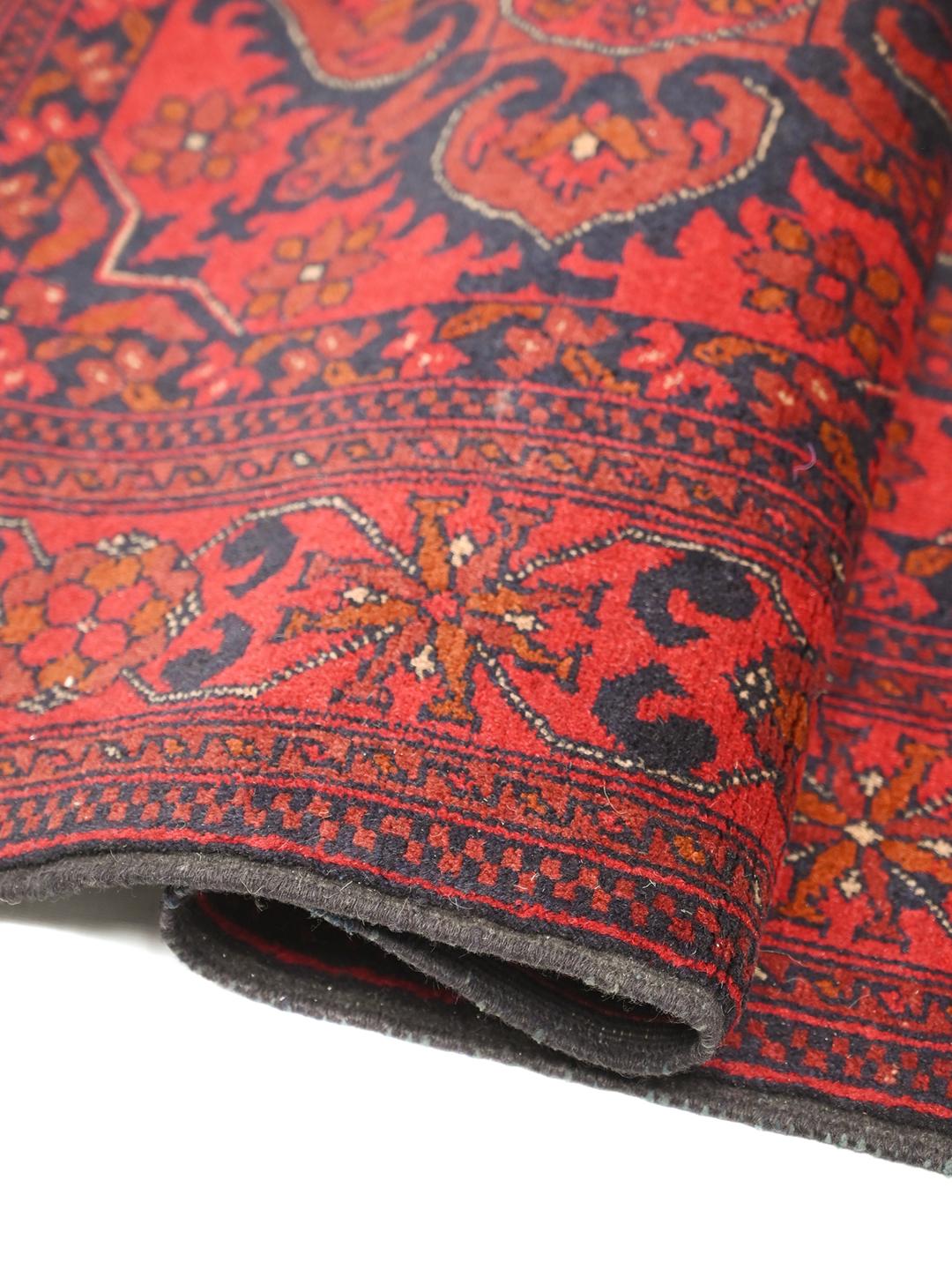 Alfombra de lana afgana Khal Mohammadi anudada a mano en rojo y azul oscuro