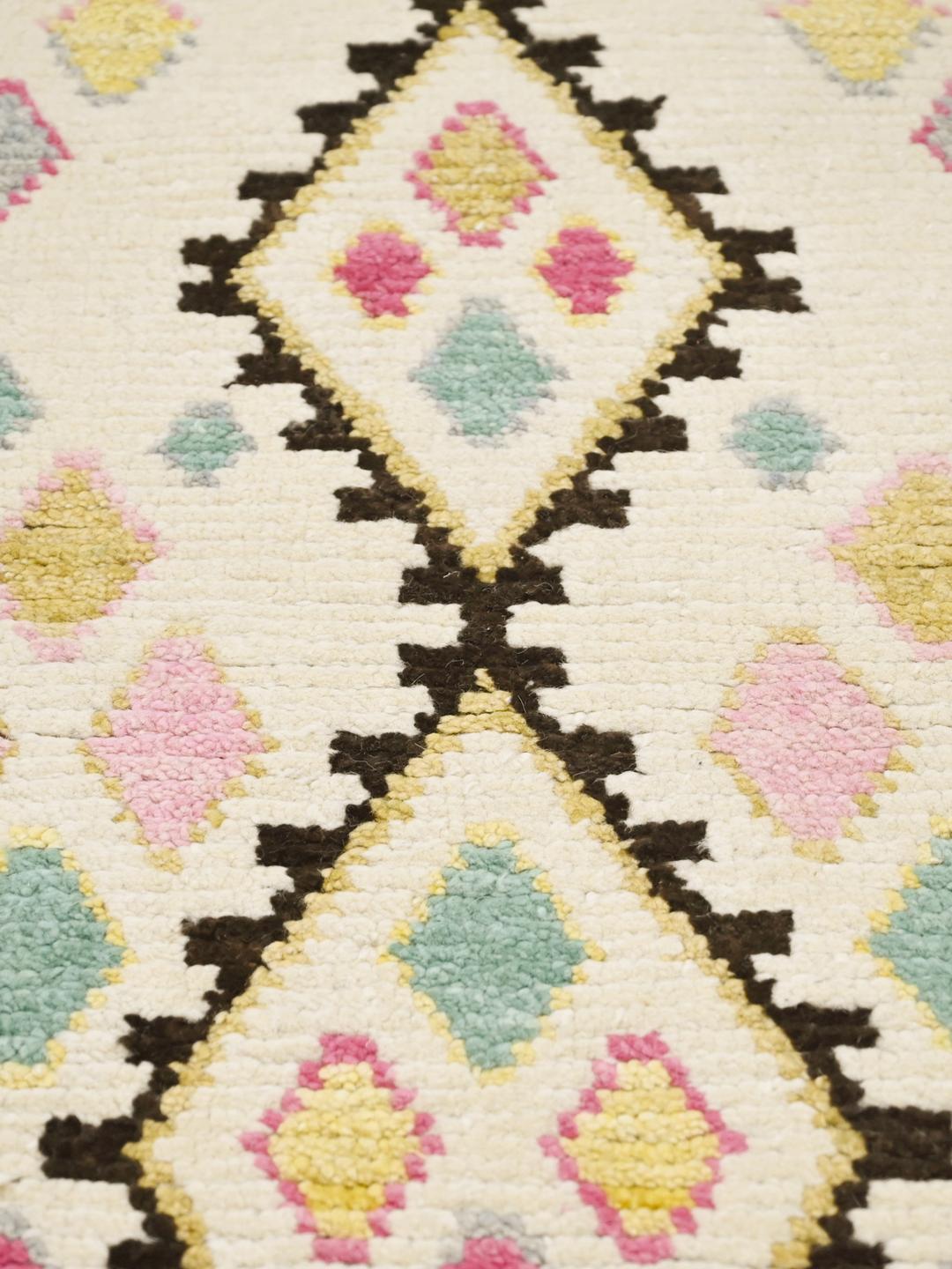 Tapis multicolore en laine noue a la main en provenance d'Afghanistan avec des motifs de diamants geometriques