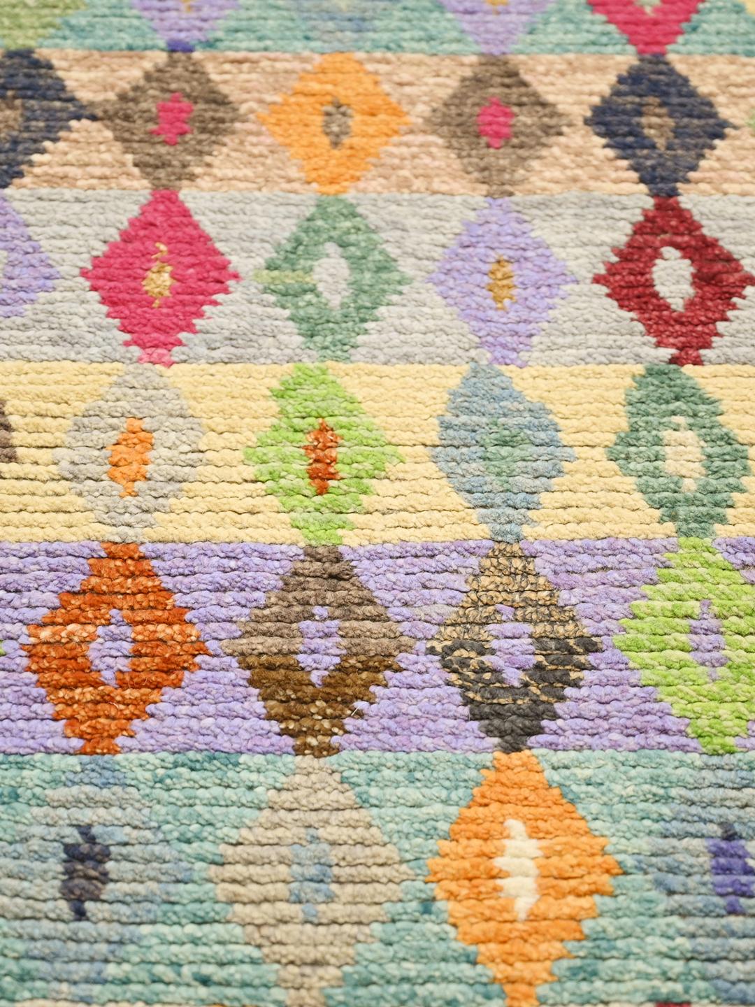 Tapis de couloir en laine multicolore noué à la main en Afghanistan avec des motifs géométriques de losanges
