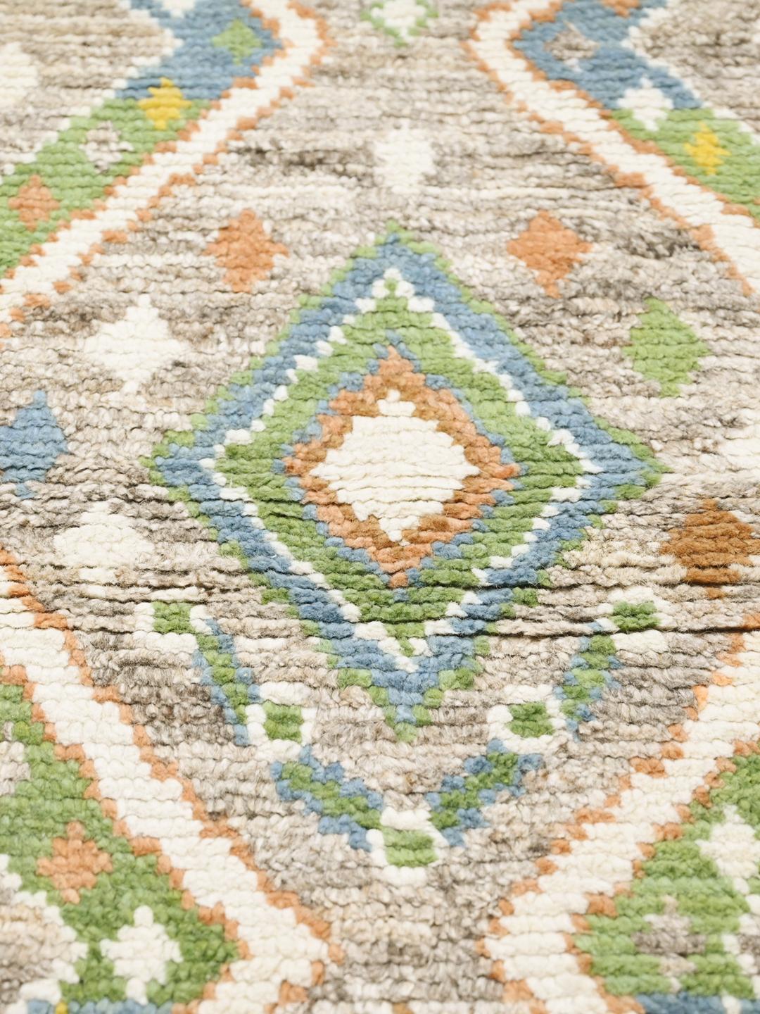 Tapis rond en laine noué à la main en provenance d'Afghanistan de couleur grise avec des motifs géométriques colorés