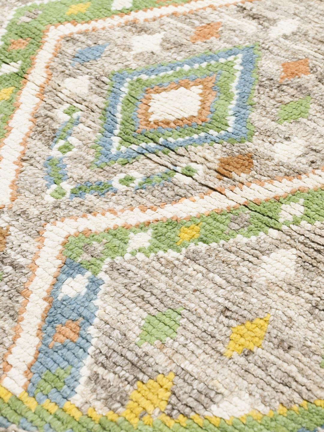 Tapis rond en laine noué à la main en provenance d'Afghanistan de couleur grise avec des motifs géométriques colorés