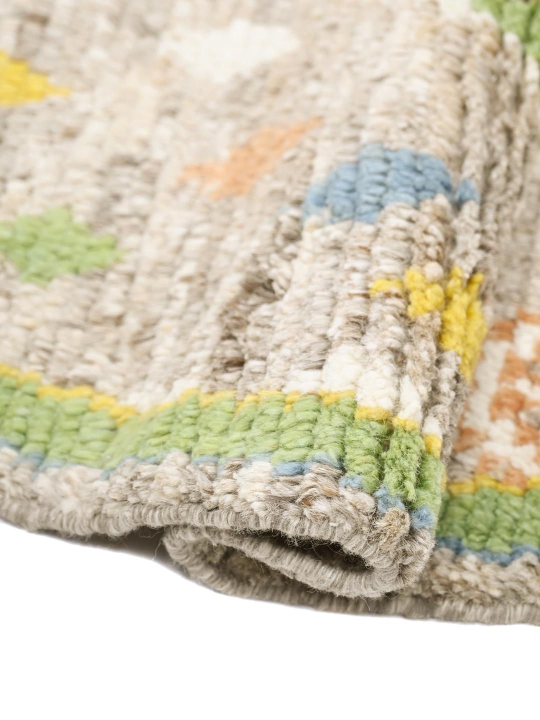 Tapis rond en laine noué à la main en provenance d'Afghanistan de couleur grise avec des motifs géométriques colorés