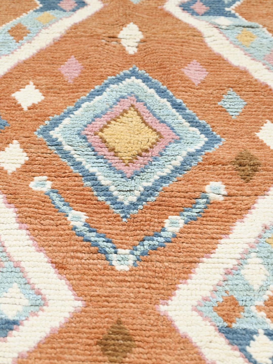 Handgeknoopt rond wollen tapijt uit Afghanistan in bruin en blauw met tribale ruitpatronen