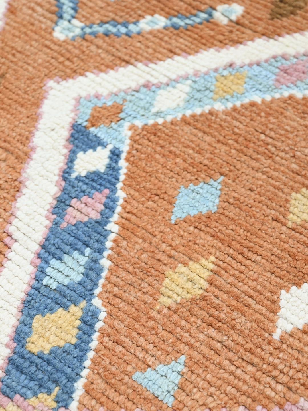 Handgeknoopt rond wollen tapijt uit Afghanistan in bruin en blauw met tribale ruitpatronen