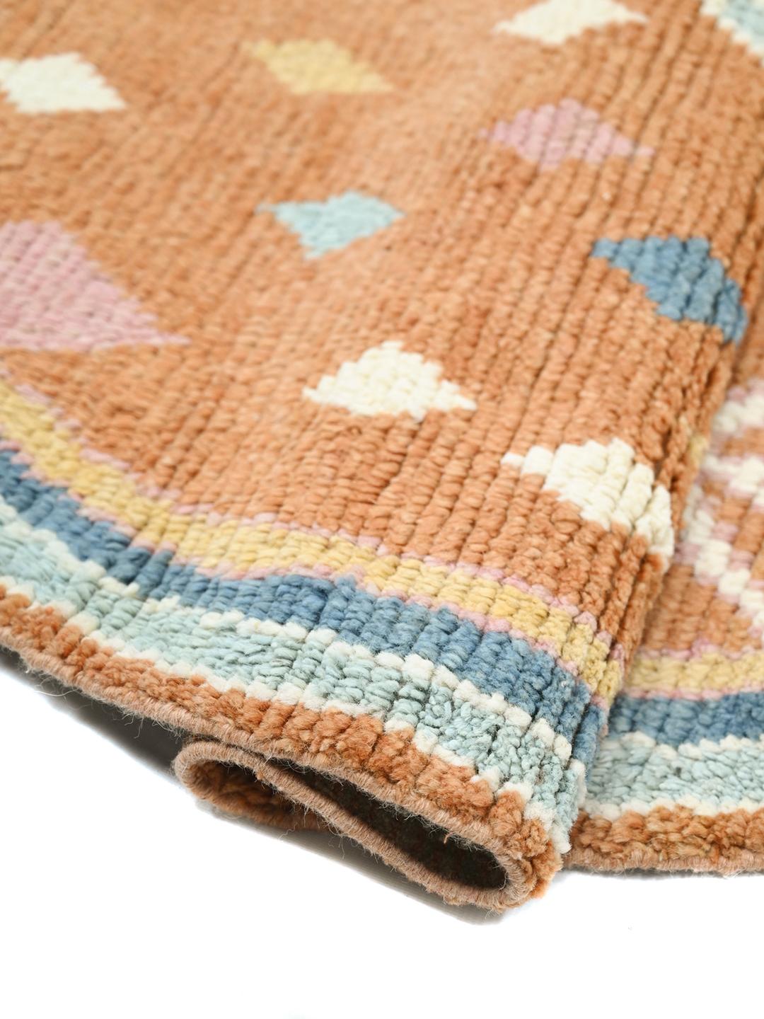 Handgeknoopt rond wollen tapijt uit Afghanistan in bruin en blauw met tribale ruitpatronen
