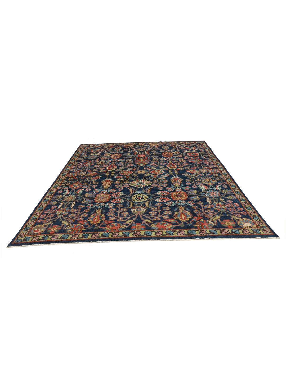 Una alfombra Usak anudada a mano de Afganistán con un campo azul oscuro y patrones florales.