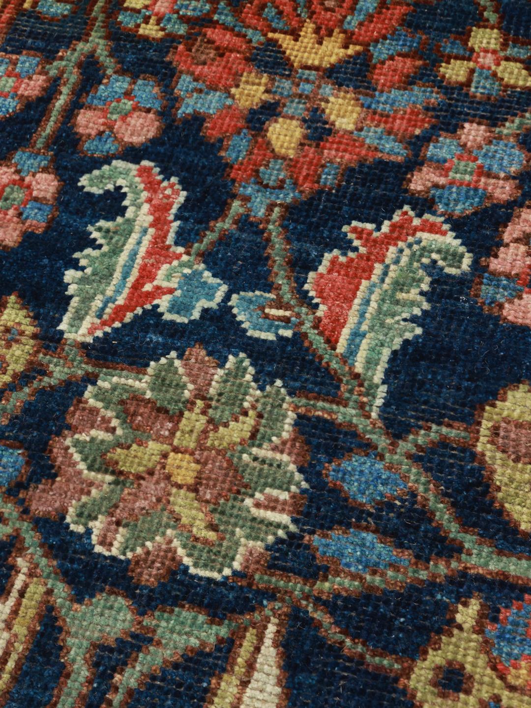 Una alfombra Usak anudada a mano de Afganistán con un campo azul oscuro y patrones florales.