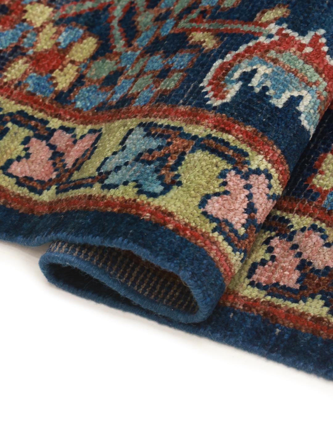Una alfombra Usak anudada a mano de Afganistán con un campo azul oscuro y patrones florales.