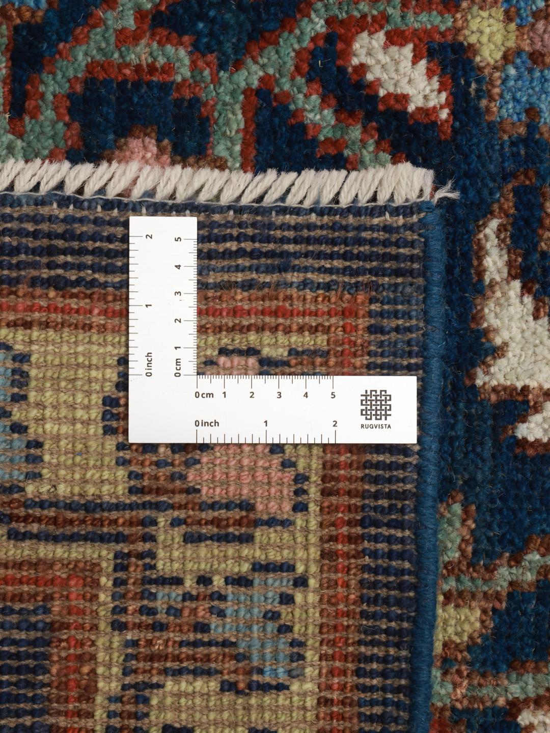 Una alfombra Usak anudada a mano de Afganistán con un campo azul oscuro y patrones florales.