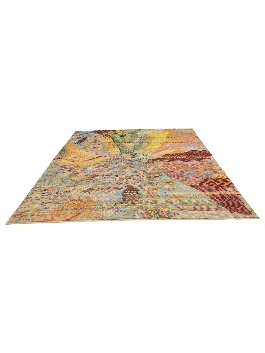 Een levendig, handgeknoopt Afghaans tapijt met een meerkleurig abstract patroon.