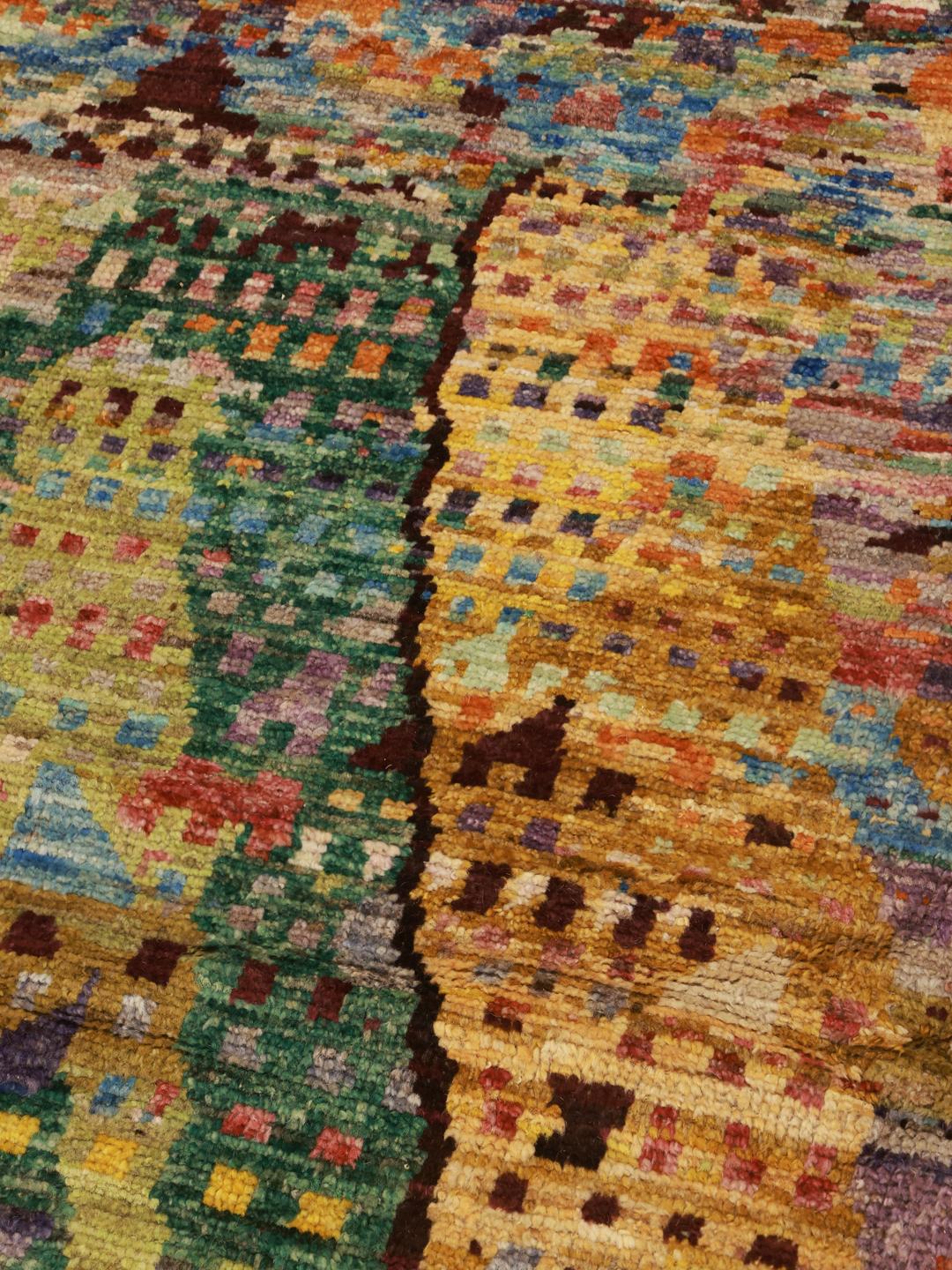 Een levendig, handgeknoopt Afghaans tapijt met een meerkleurig abstract patroon.