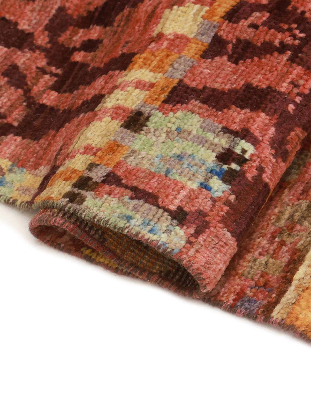 Een levendig, handgeknoopt Afghaans tapijt met een meerkleurig abstract patroon.