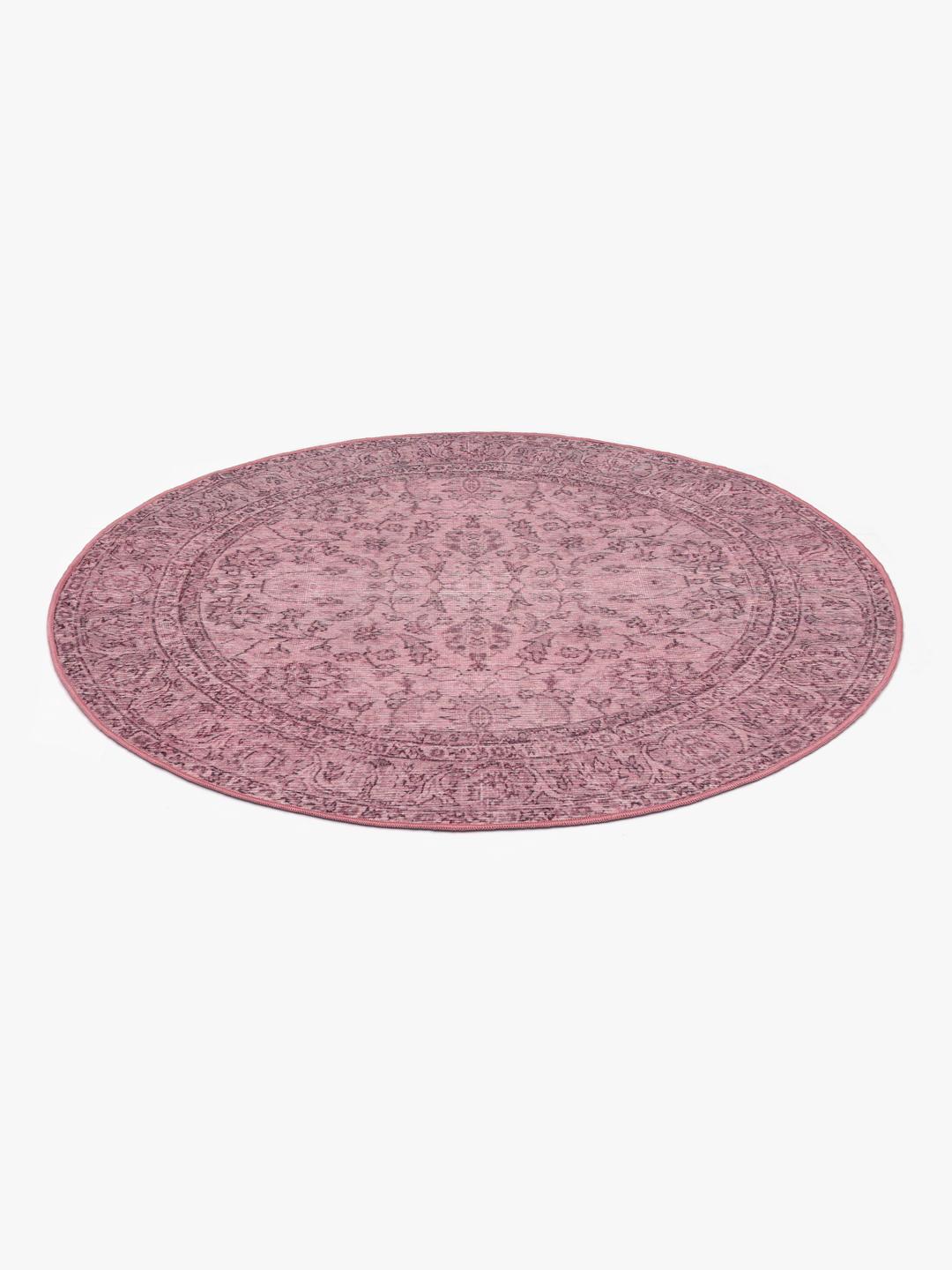 Rond roze vloerkleed met een klassiek patroon