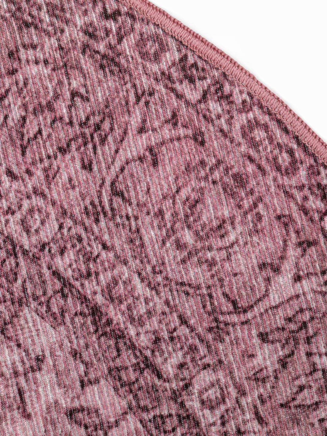 Rond roze vloerkleed met een klassiek patroon