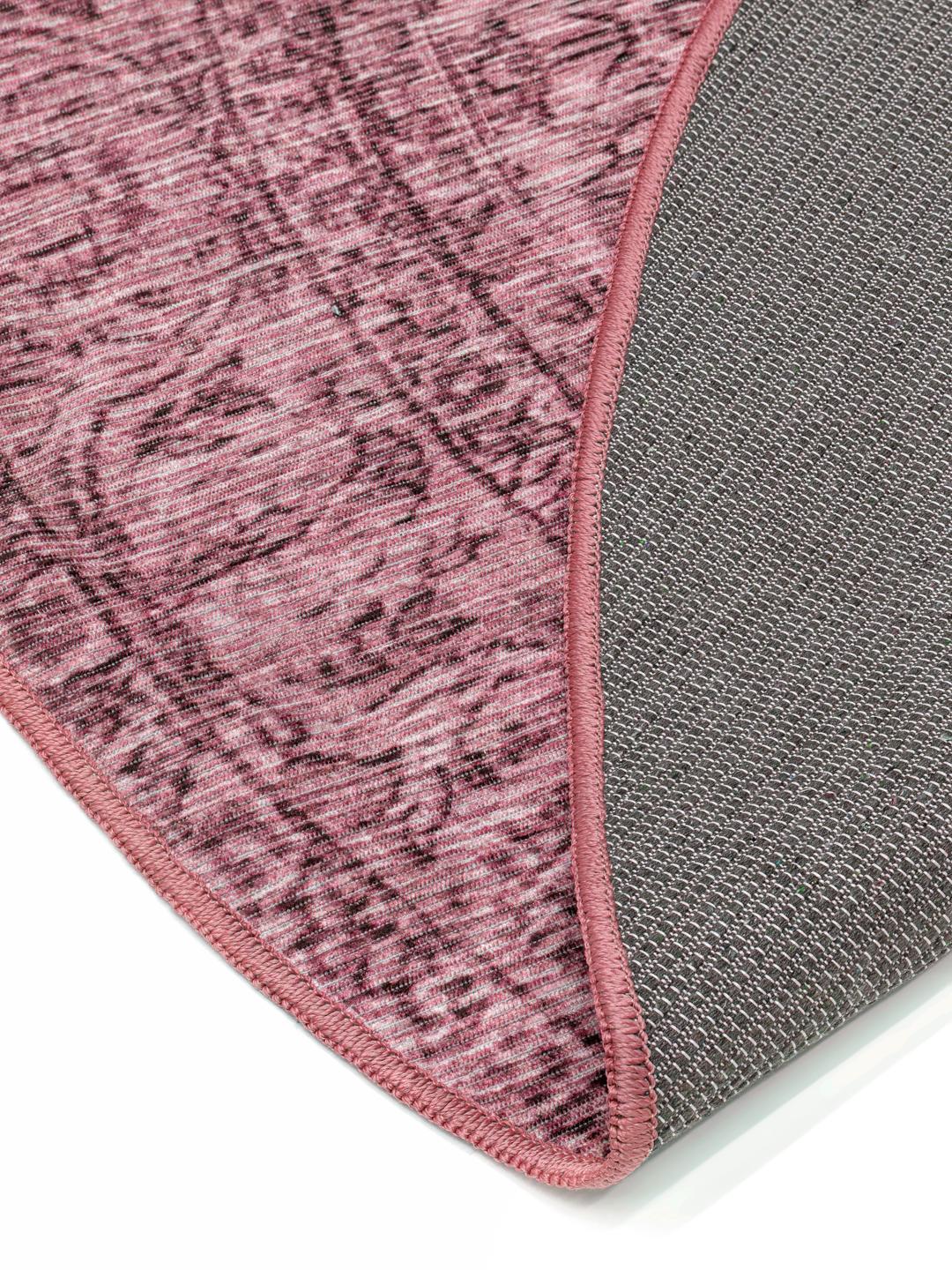 Rond roze vloerkleed met een klassiek patroon