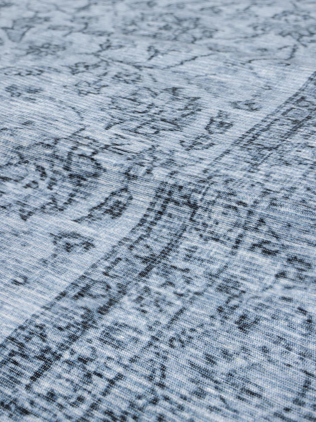 Blauw tapijt met een klassiek geprint patroon