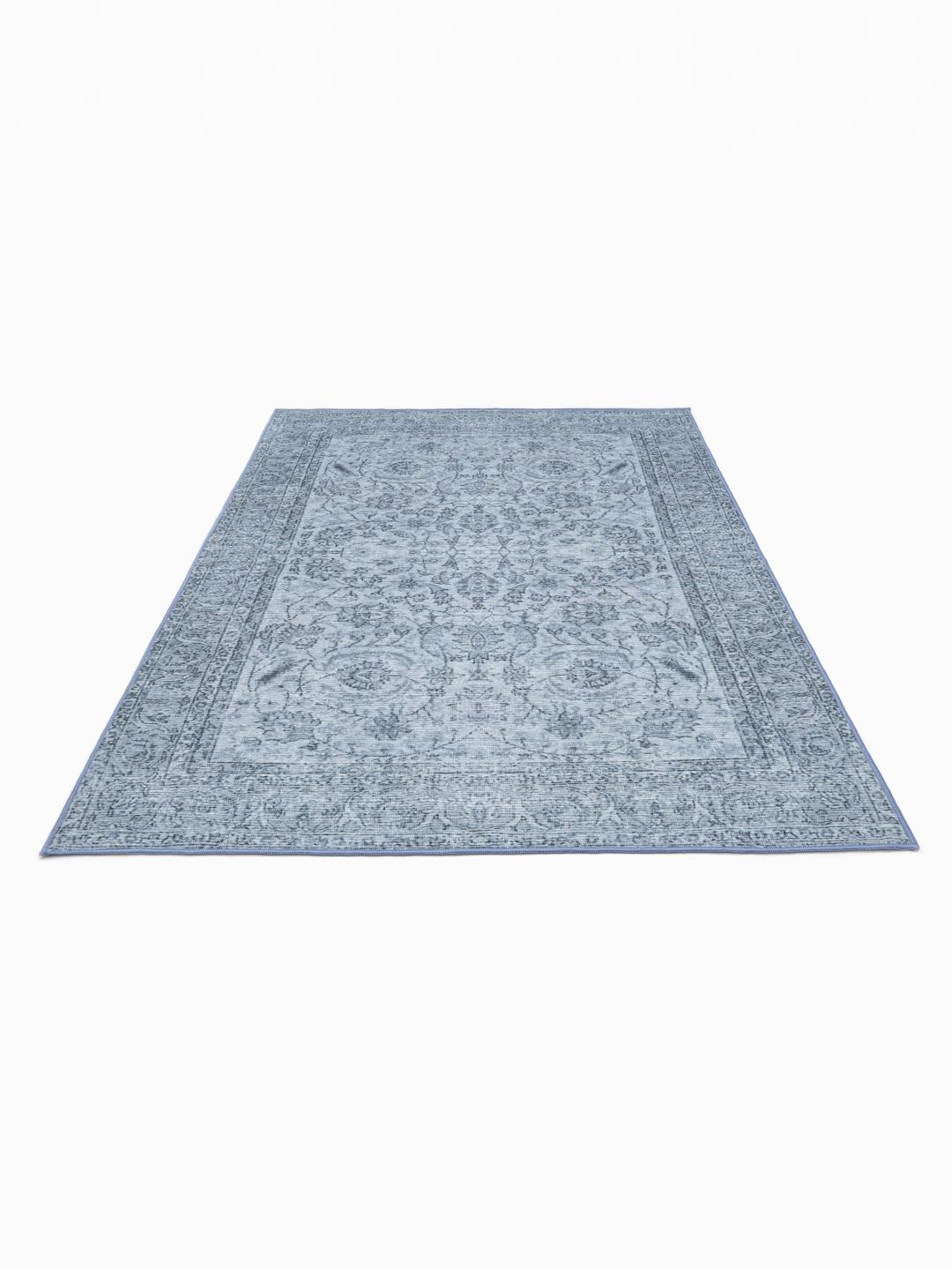 Blauw tapijt met een klassiek geprint patroon