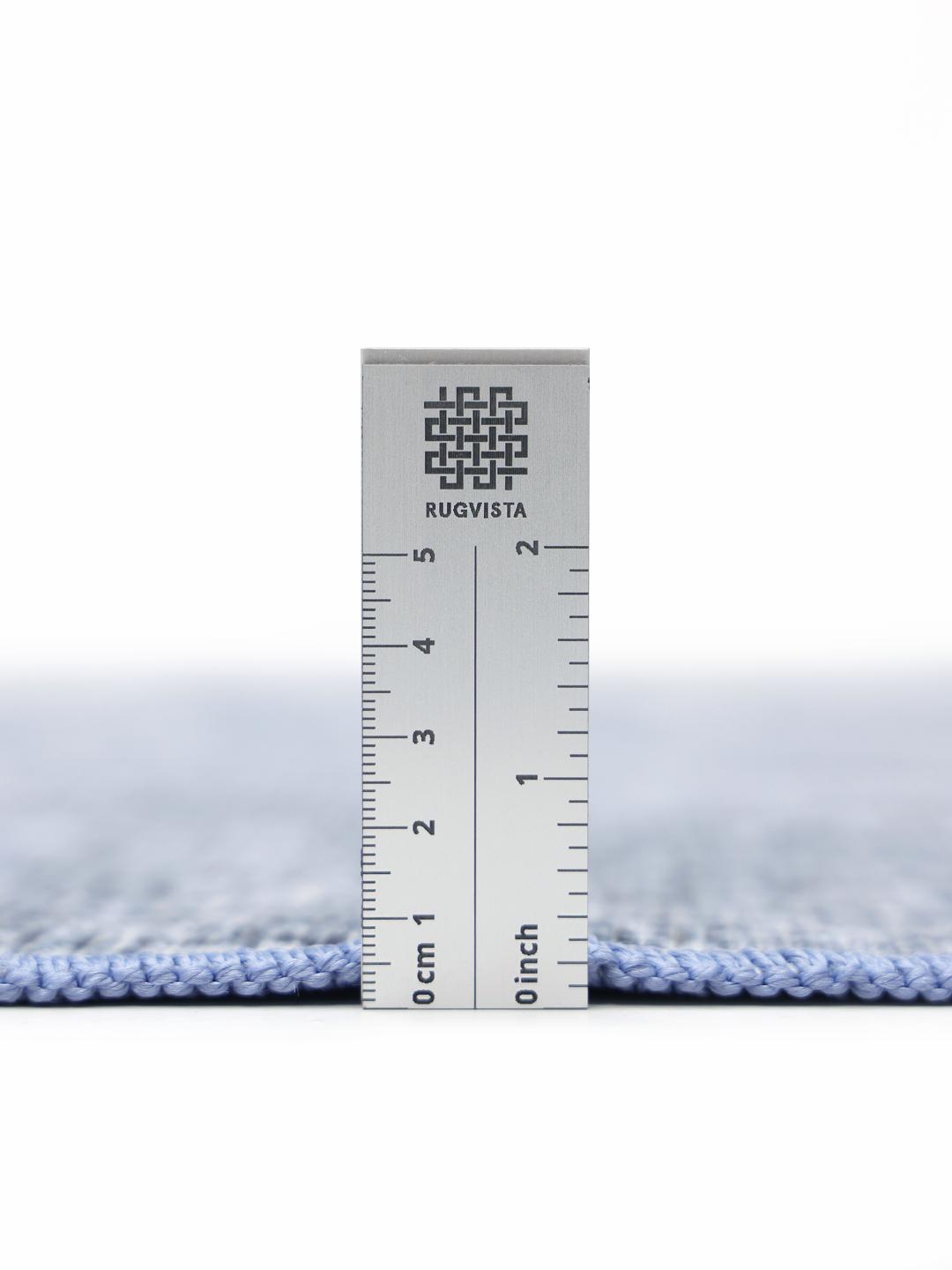 Blauw tapijt met een klassiek geprint patroon