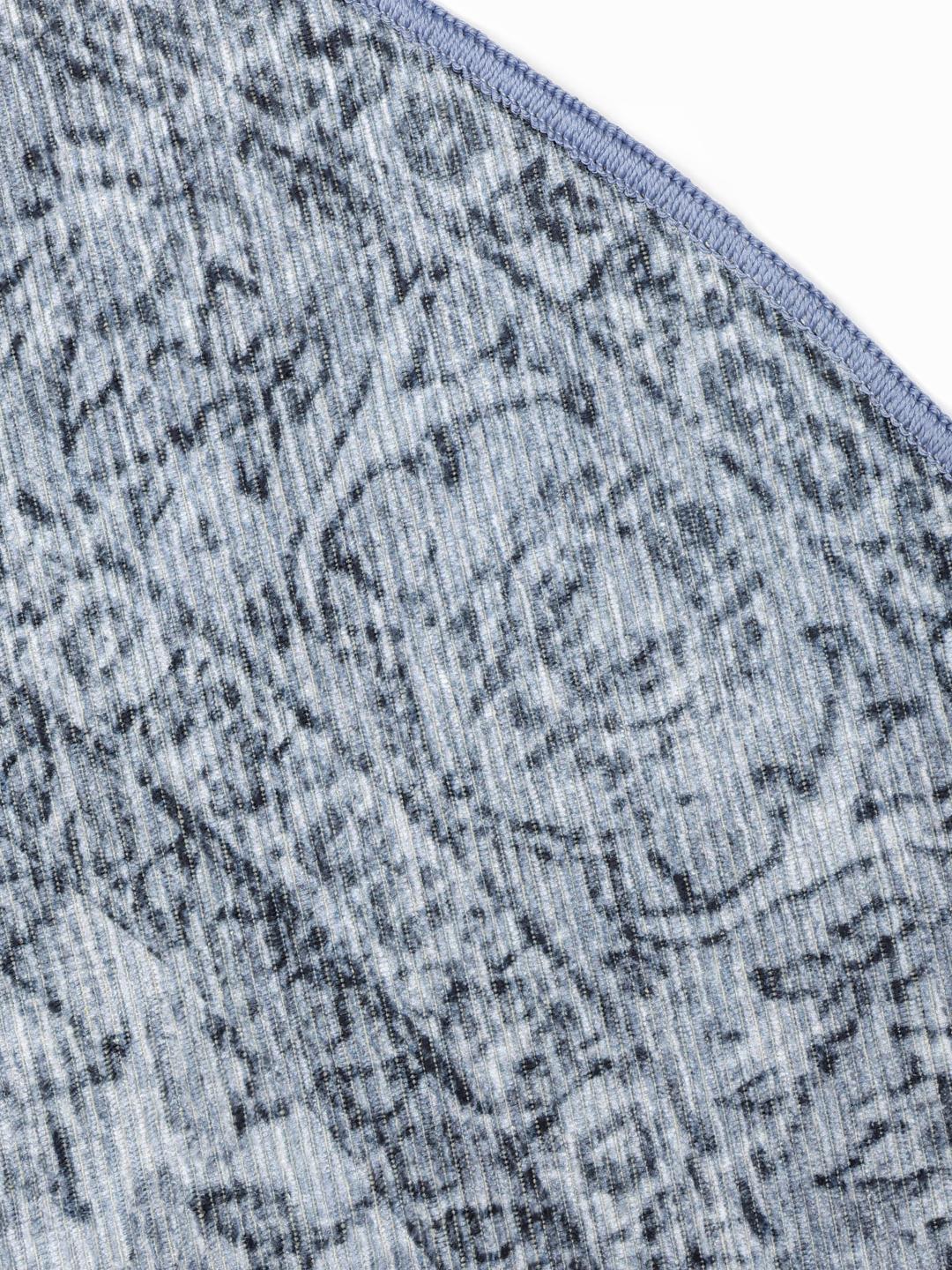 Rond blauw tapijt met medaillonpatroon