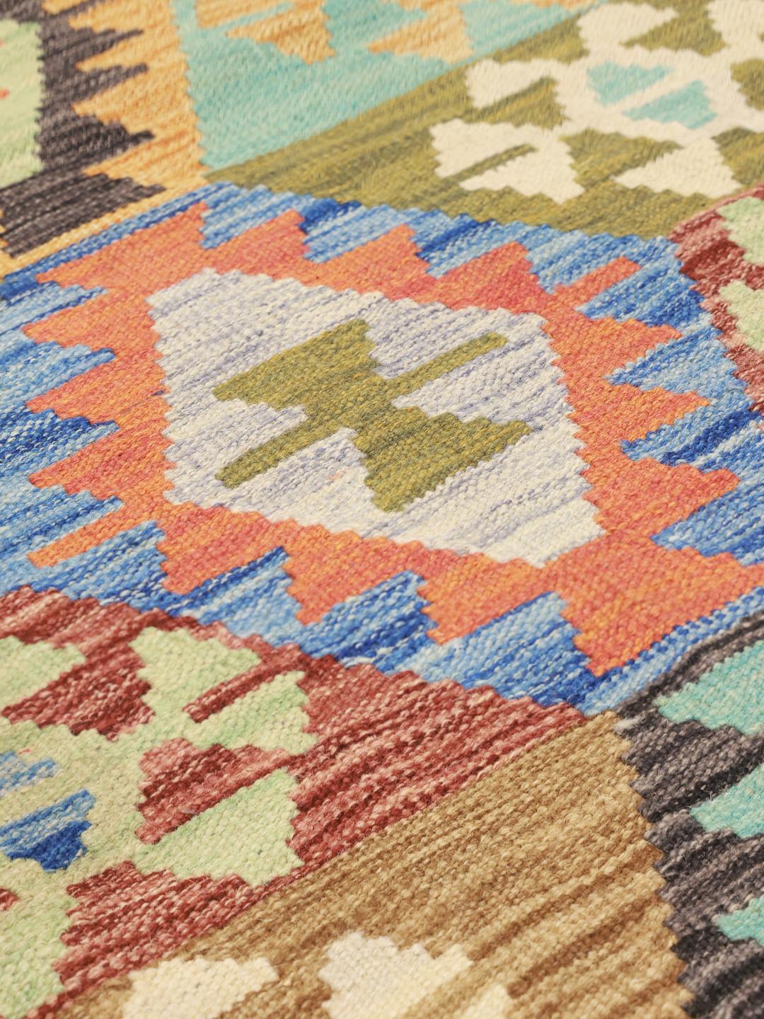 Tapis Kelim afghan rectangulaire tissé à la main avec des motifs géométriques multicolores