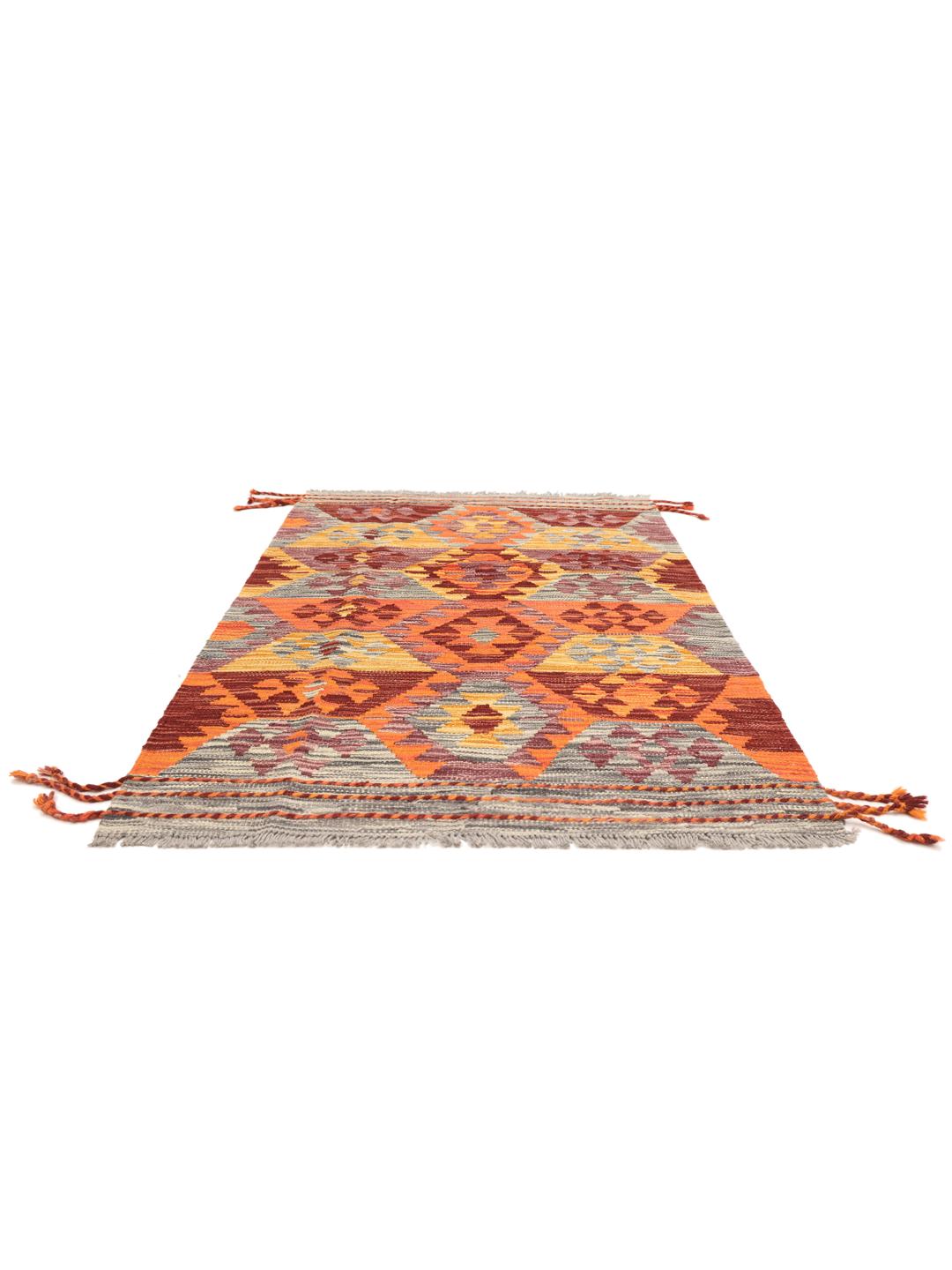 Een rechthoekig Kelim Afghan tapijt in multicolor, met traditionele geometrische patronen en een handgeweven constructie van wol.