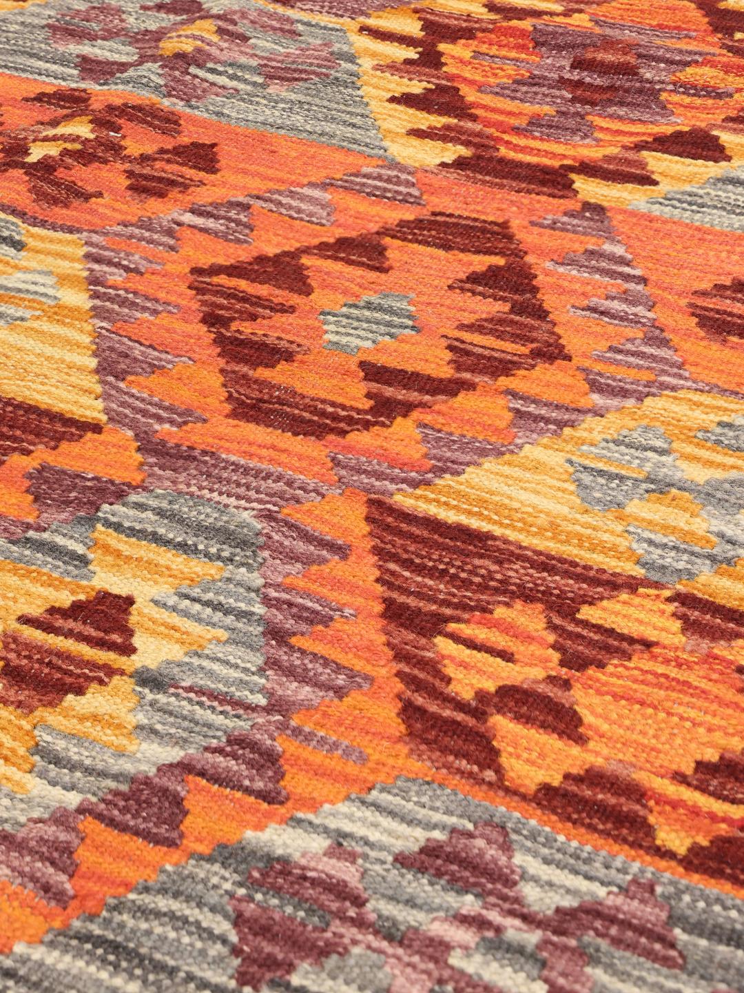 Een rechthoekig Kelim Afghan tapijt in multicolor, met traditionele geometrische patronen en een handgeweven constructie van wol.