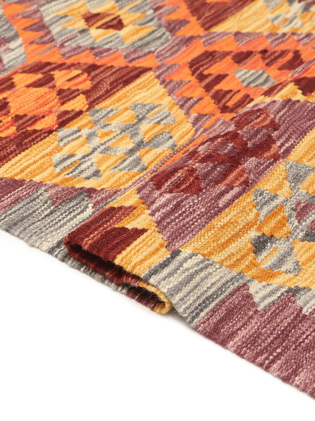 Een rechthoekig Kelim Afghan tapijt in multicolor, met traditionele geometrische patronen en een handgeweven constructie van wol.
