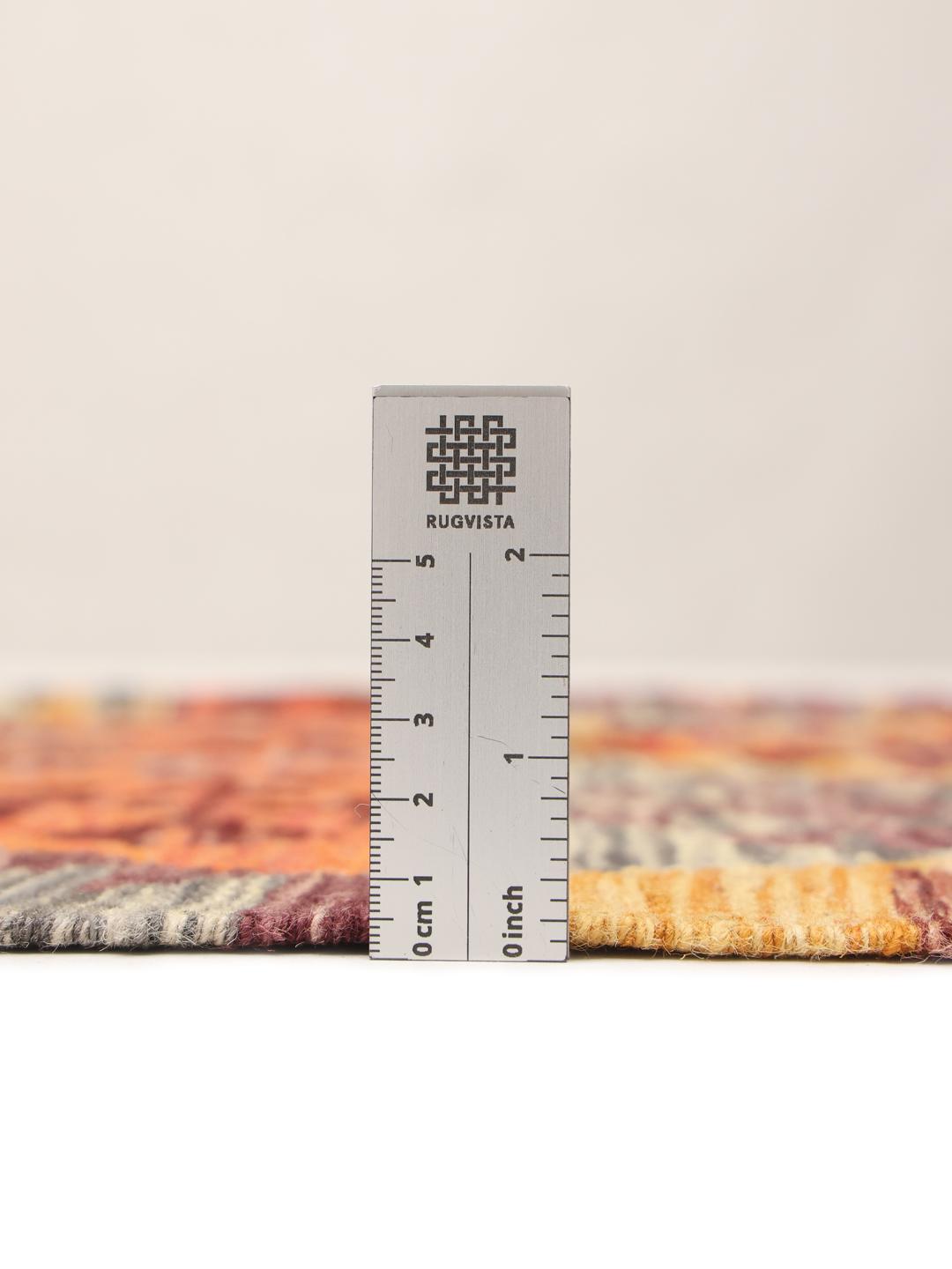 Een rechthoekig Kelim Afghan tapijt in multicolor, met traditionele geometrische patronen en een handgeweven constructie van wol.