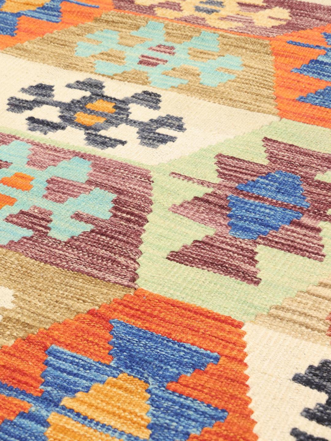 Tapis Kelim afghan tissé à la main avec un motif géométrique vibrant en laine multicolore