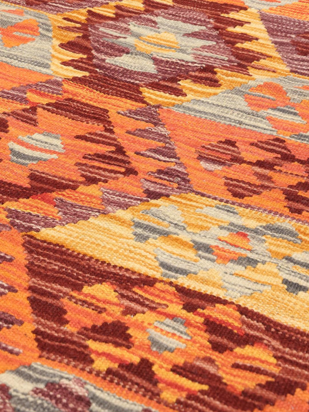 Handgeweven Afghaans Kelim-kleed met geometrische patronen in veelkleurige wol.