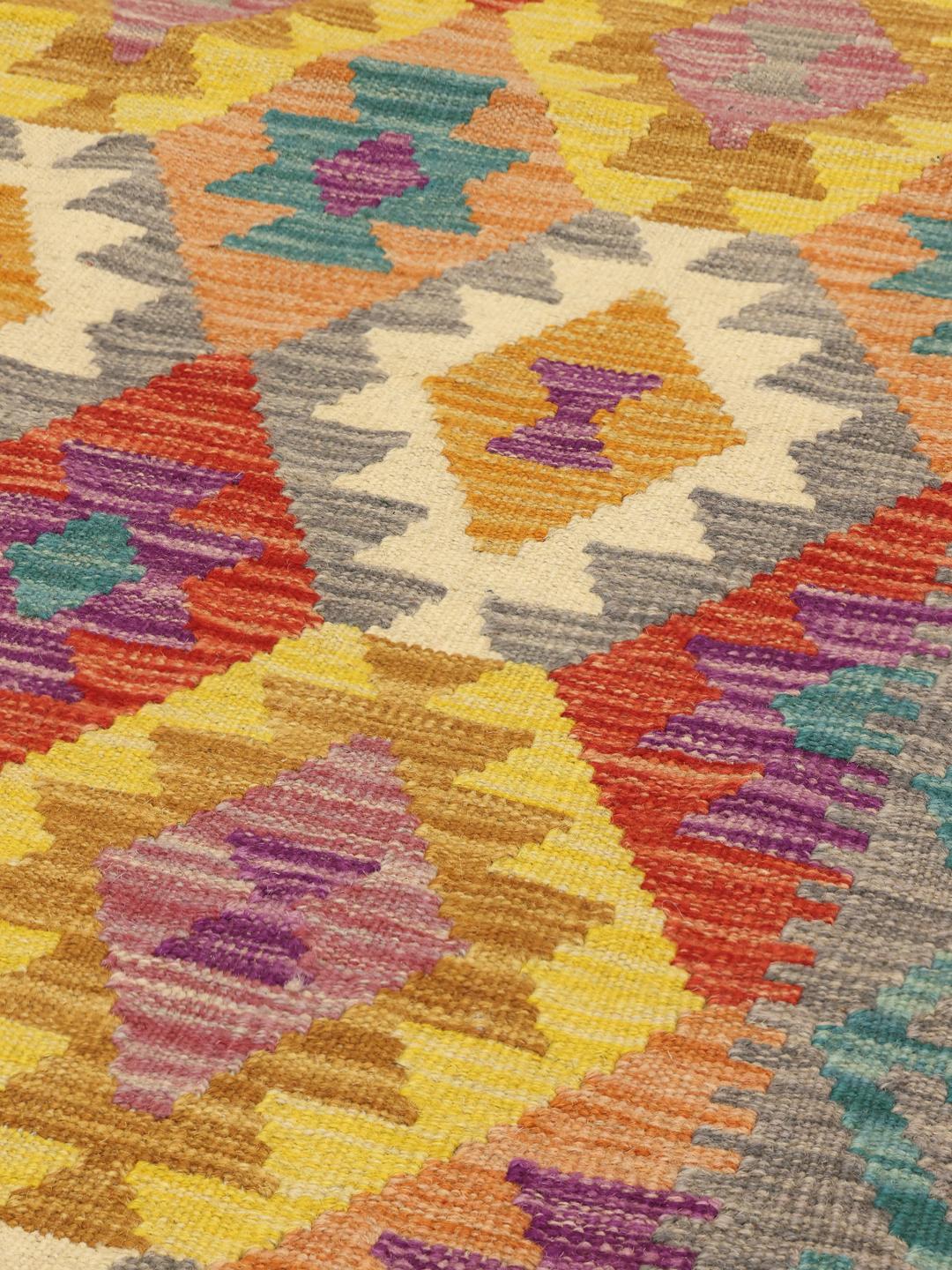 Handgeweven Afghaanse loper met een levendig geometrisch ruitpatroon in multicolor