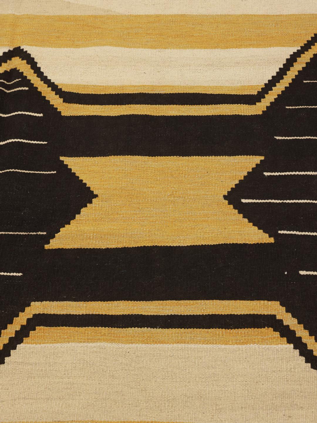 Håndvævet afghansk Kelim Modern tæppe i gult og sort med geometriske motiver.