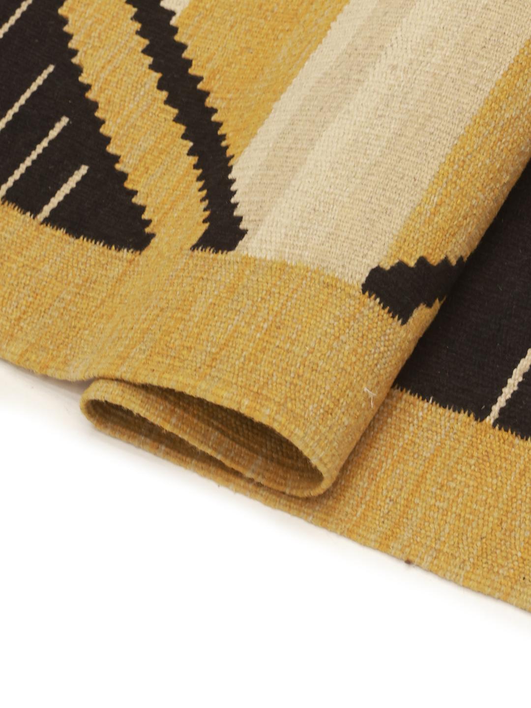 Håndvævet afghansk Kelim Modern tæppe i gult og sort med geometriske motiver.