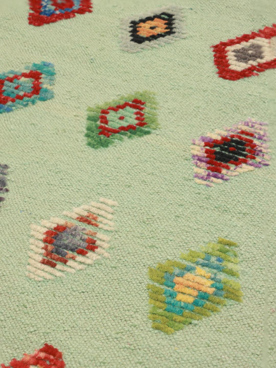 Handgeweven Afghaans Kilim kleed met een lichtgroene basis en kleurrijke ruitpatronen