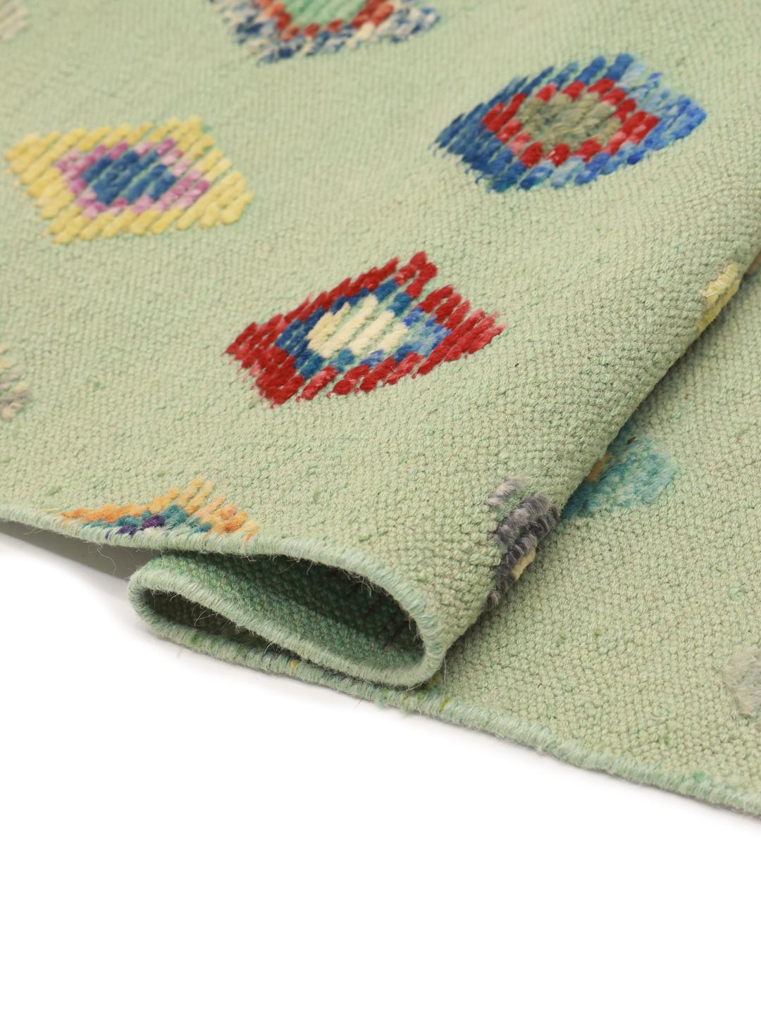 Handgeweven Afghaans Kilim kleed met een lichtgroene basis en kleurrijke ruitpatronen