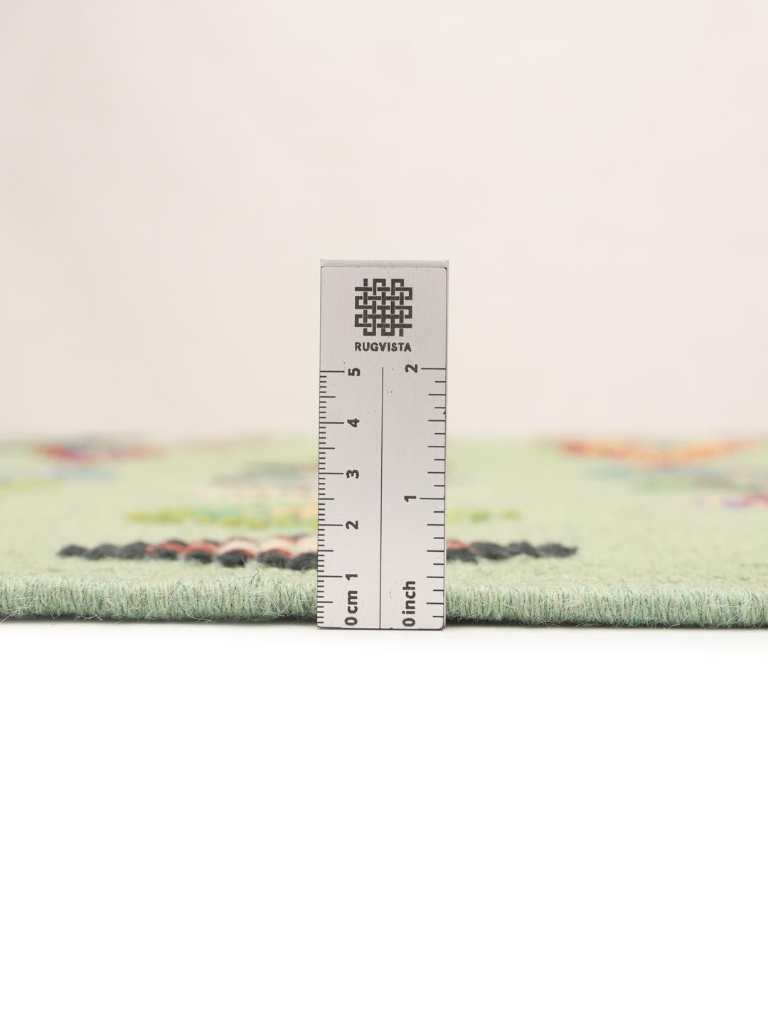 Handgeweven Afghaans Kilim kleed met een lichtgroene basis en kleurrijke ruitpatronen
