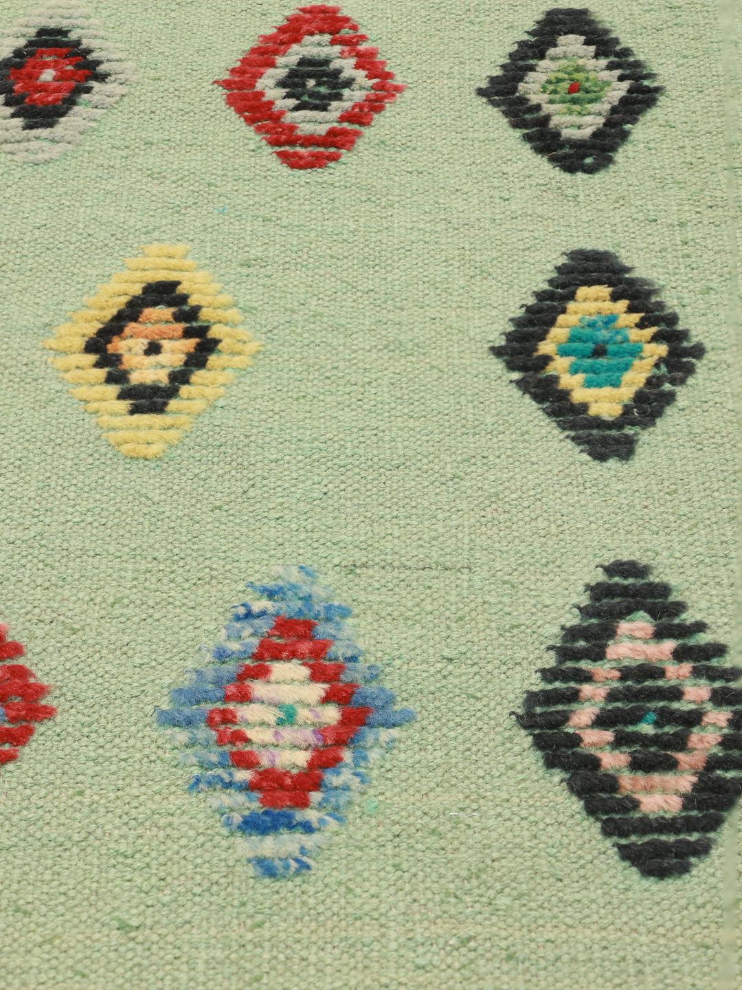 Tapis Kelim afghan tissé à la main avec une base vert clair et des motifs losanges colorés