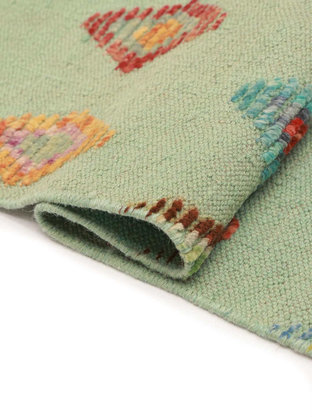 Tapis Kelim afghan tissé à la main avec une base vert clair et des motifs losanges colorés