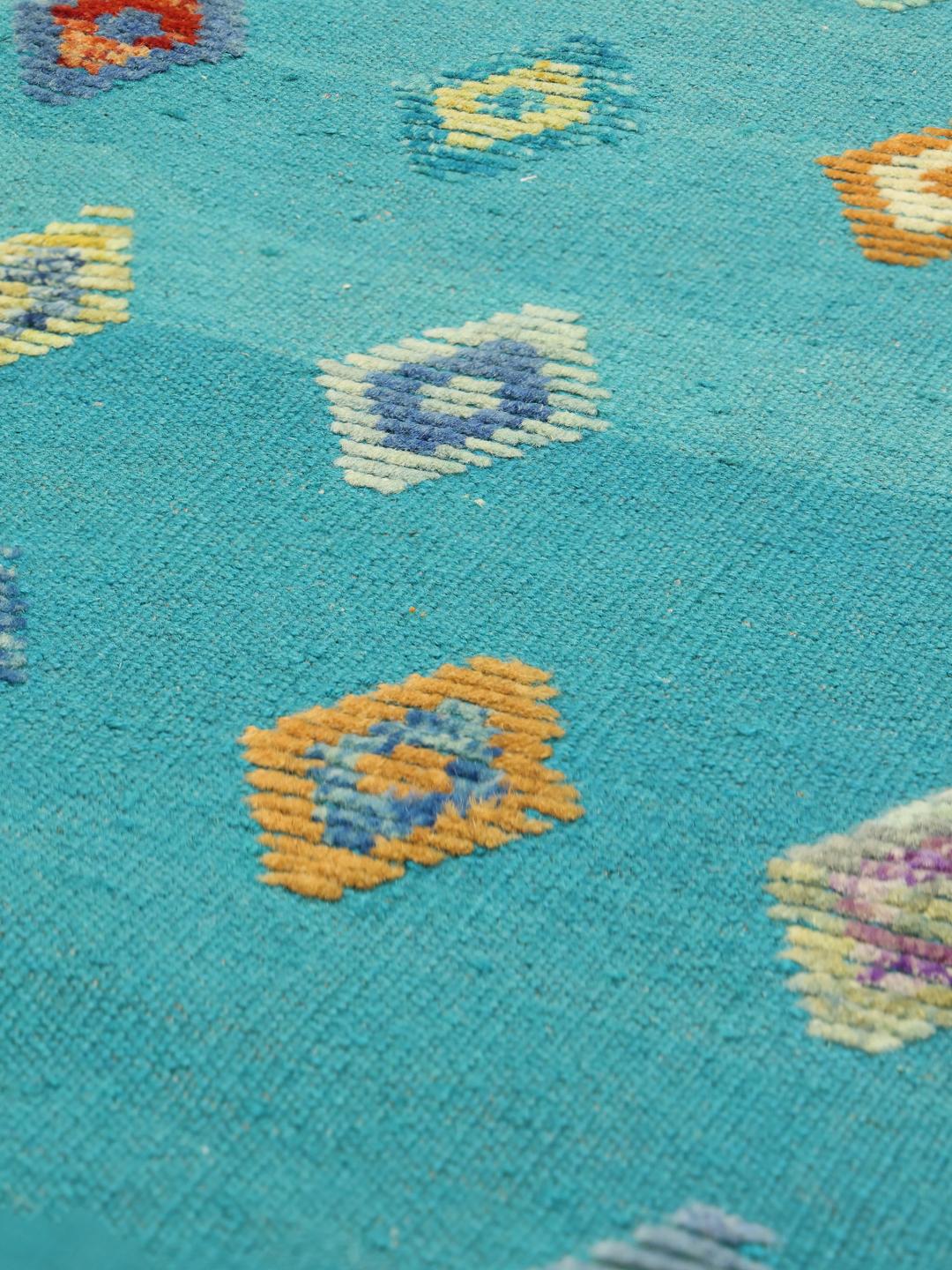 Handgeweven Afghaans Kilim tapijt met een blauwgroen veld en veelkleurig ruitpatroon