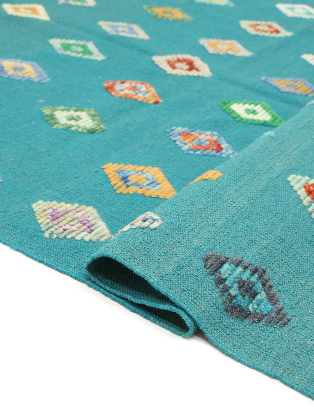 Handgeweven Afghaans Kilim tapijt met een blauwgroen veld en veelkleurig ruitpatroon