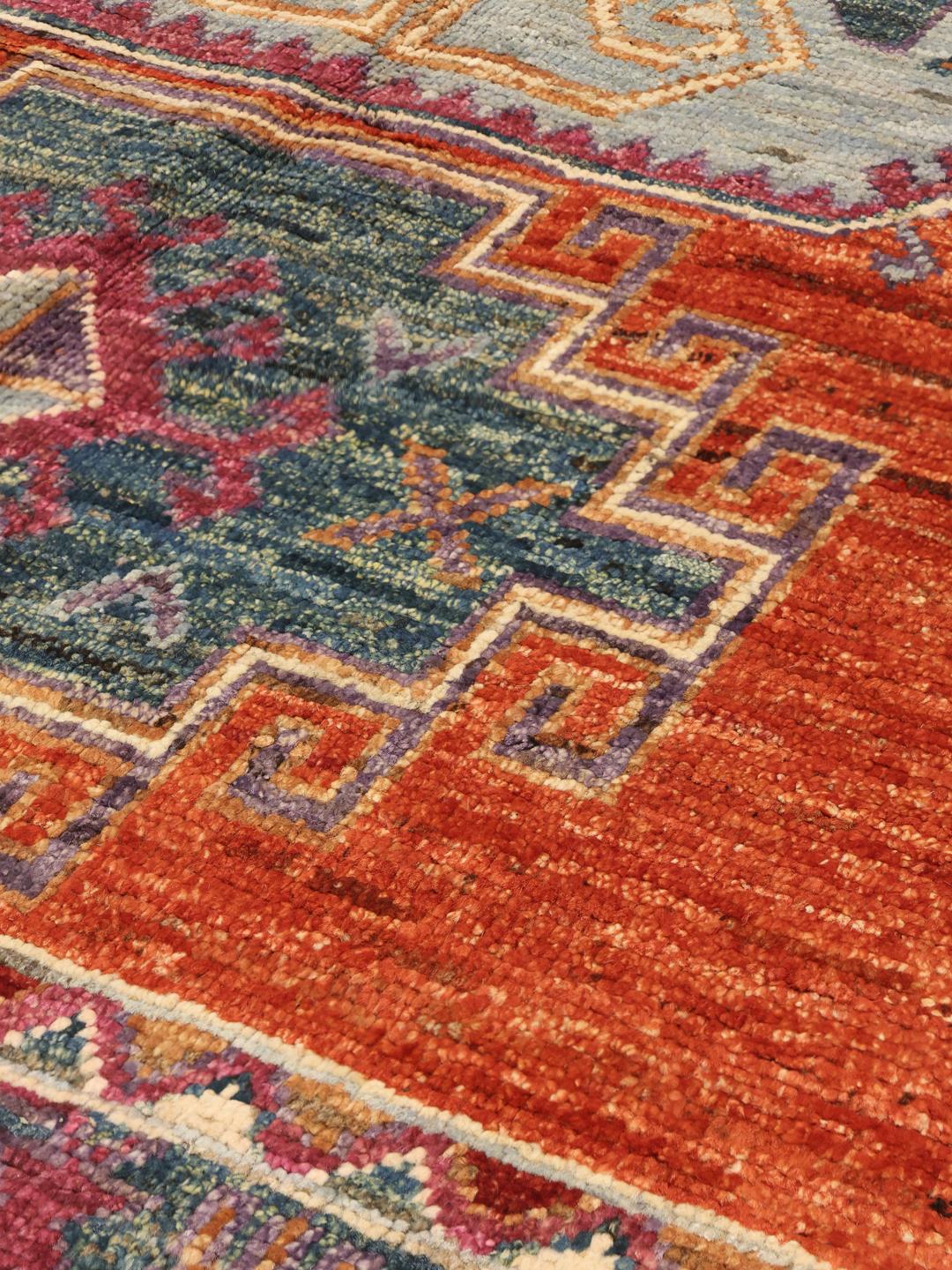 Handgeknüpfter Kazak-Teppich aus Afghanistan in Rot-, Blau- und Rosatönen