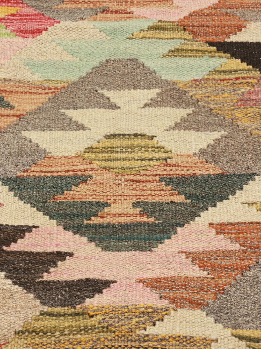 Een levendige, handgeweven loper uit Afghanistan met een veelkleurig geometrisch ruitpatroon.