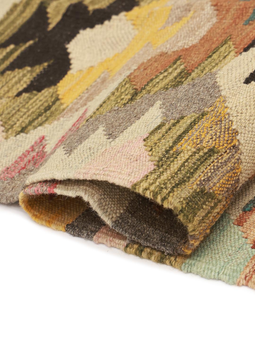 Een levendige, handgeweven loper uit Afghanistan met een veelkleurig geometrisch ruitpatroon.