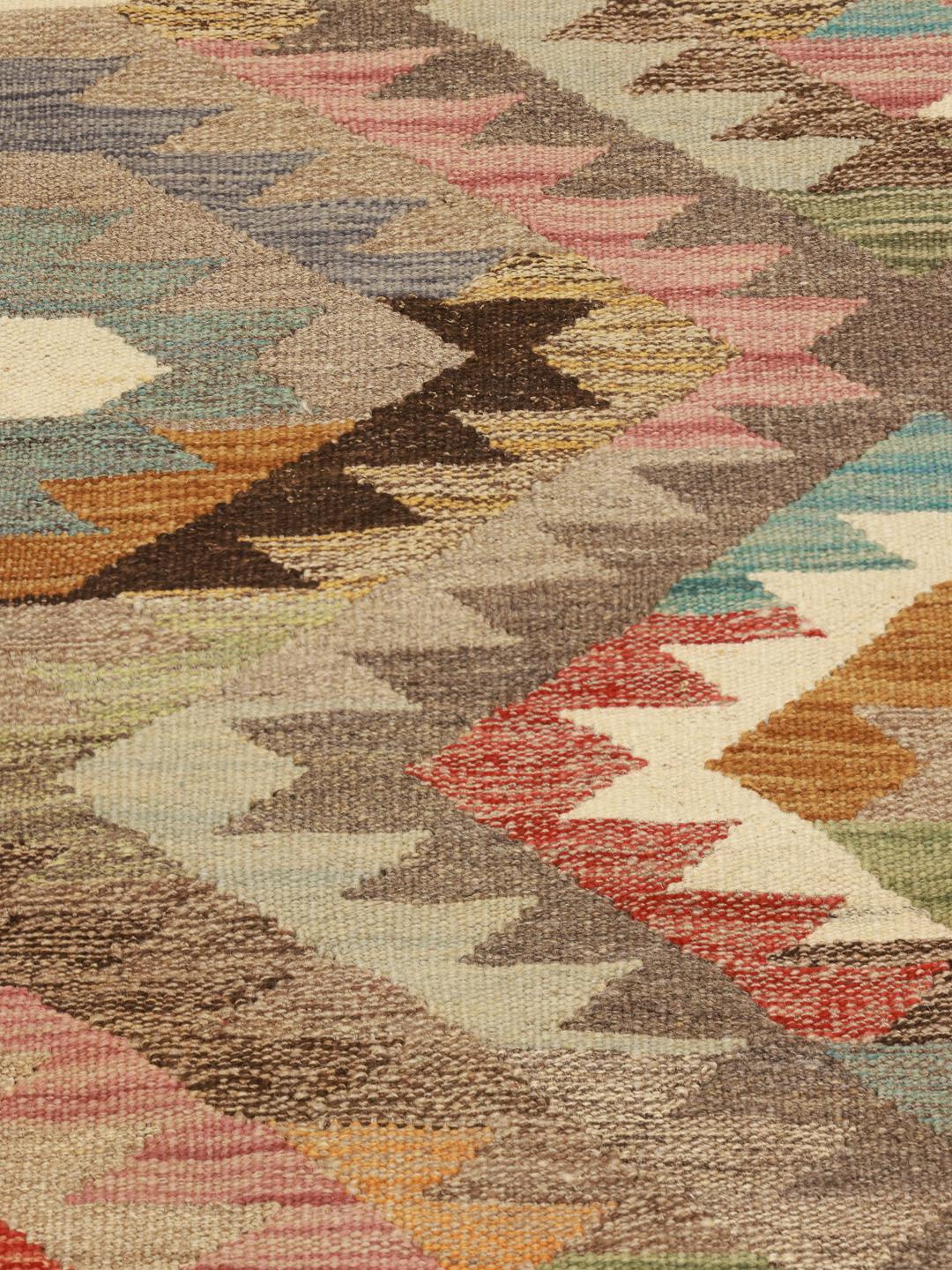 Een handgeweven meerkleurige loper uit Afghanistan met geometrische ruitpatronen.