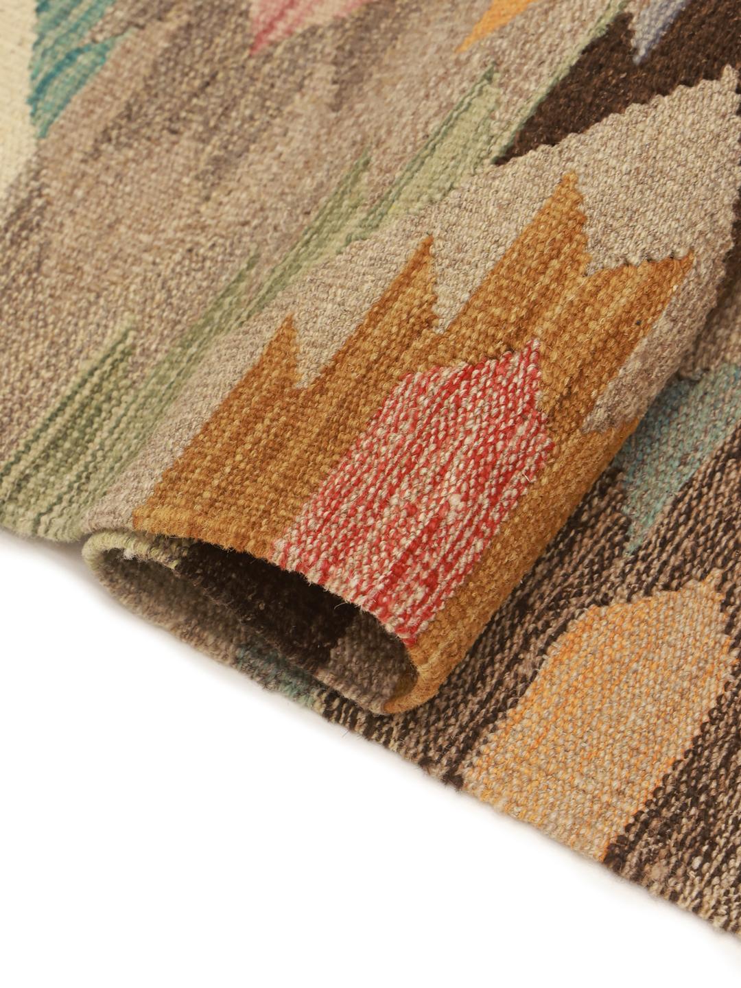 Een handgeweven meerkleurige loper uit Afghanistan met geometrische ruitpatronen.