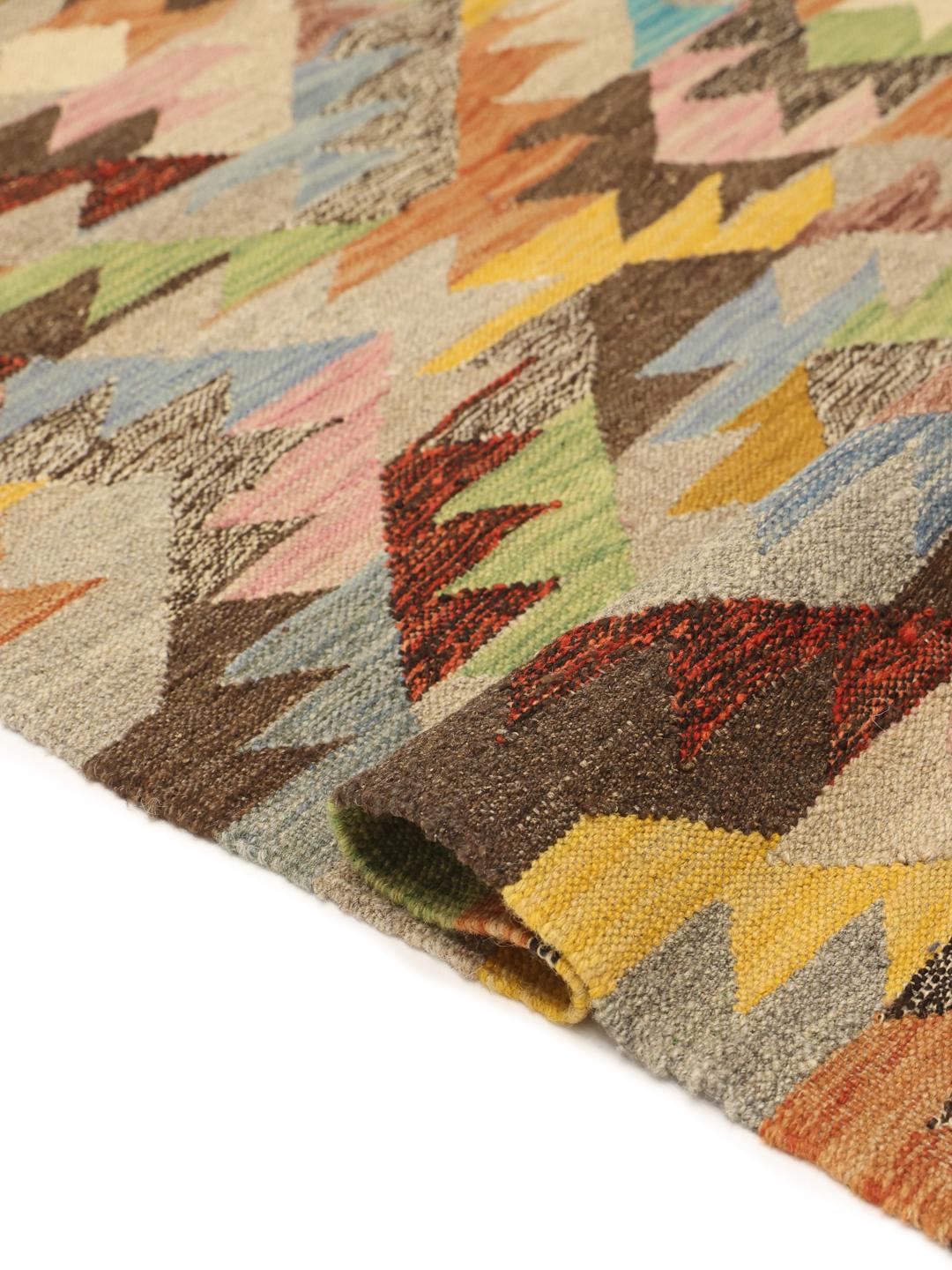 Een meerkleurige, handgeweven wollen loper uit Afghanistan met geometrische patronen.