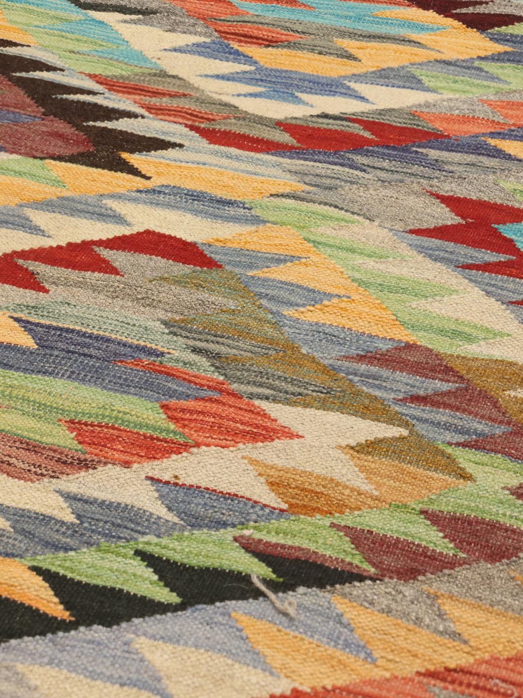 Handgemaakte Afghaanse kilim loper in meerkleurige geometrische patronen.